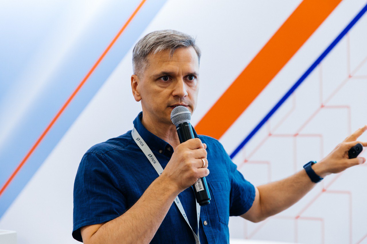 Алексей Бородулин выступает с микрофоном